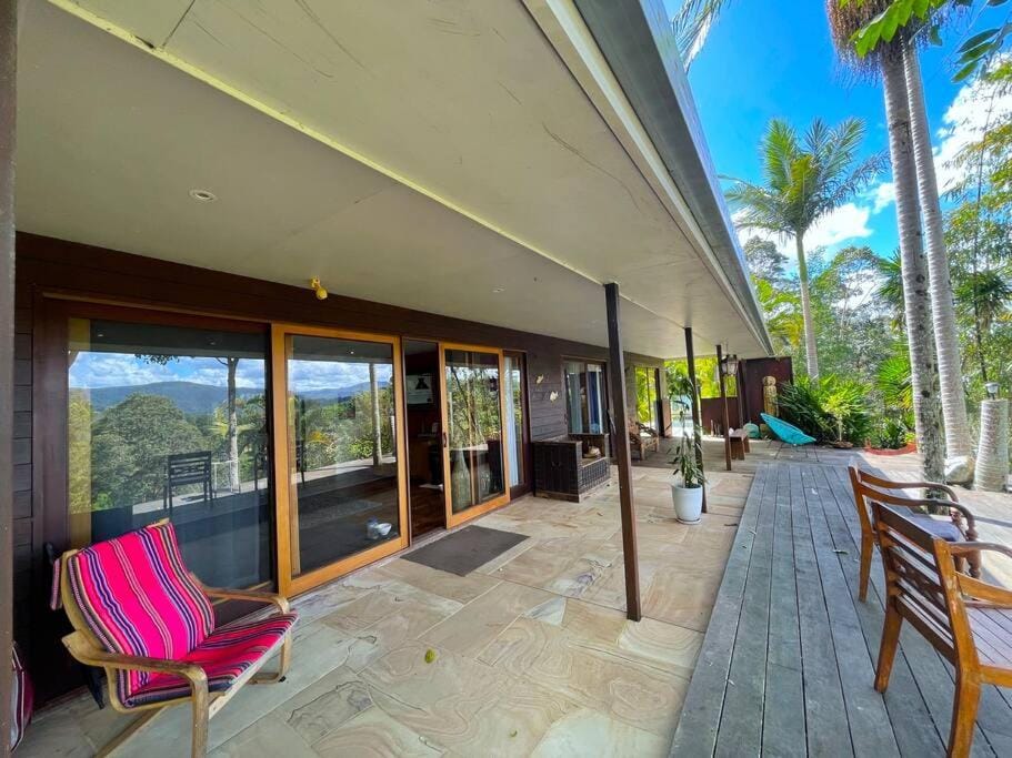 Golden Retreat Ultimate 5 Bed - Villa & Guesthouse Villa in Uki