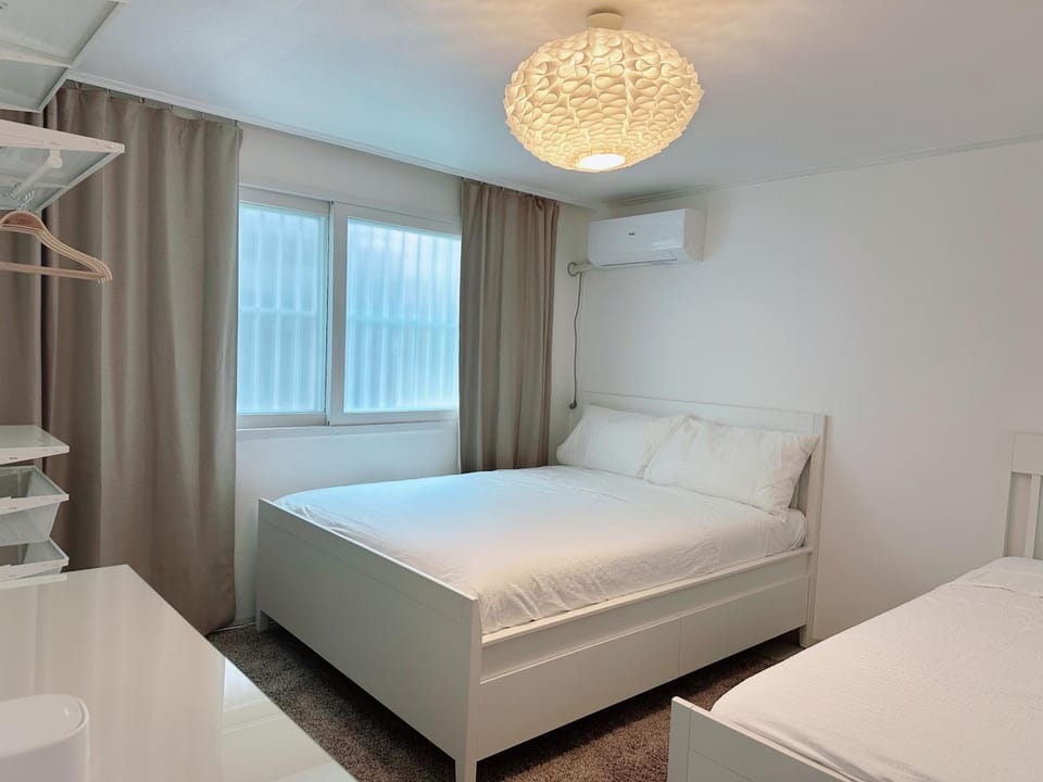 Bed, Bedroom, air conditioner