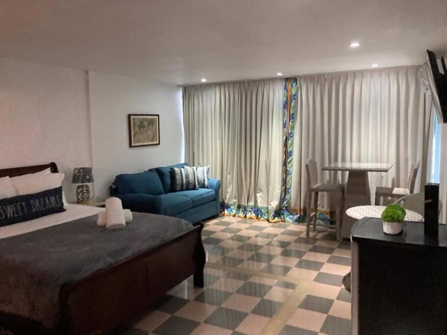 Bed, TV and multimedia, Living room, Photo of the whole room, Seating area
