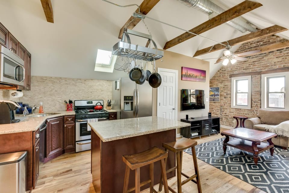 Old Town Elegance Awaits You in This Classic Chicago Stunner! apts Apartment in Bucktown