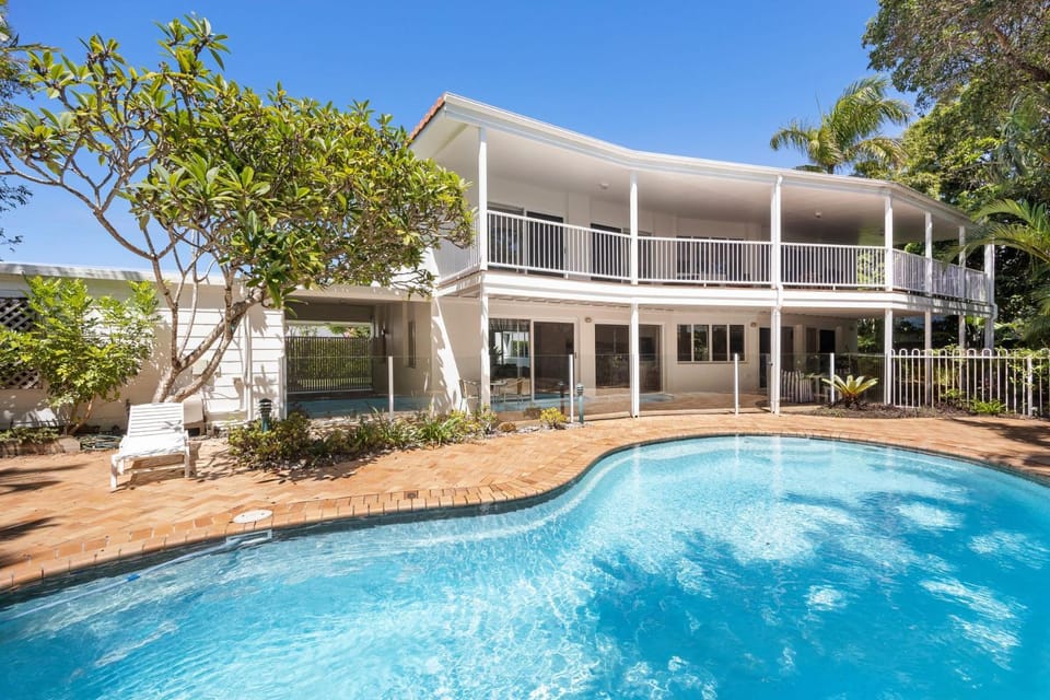 Property building, Patio, Swimming pool, Swimming pool