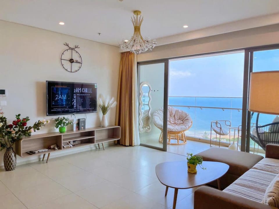 Communal lounge/ TV room, TV and multimedia, Sea view