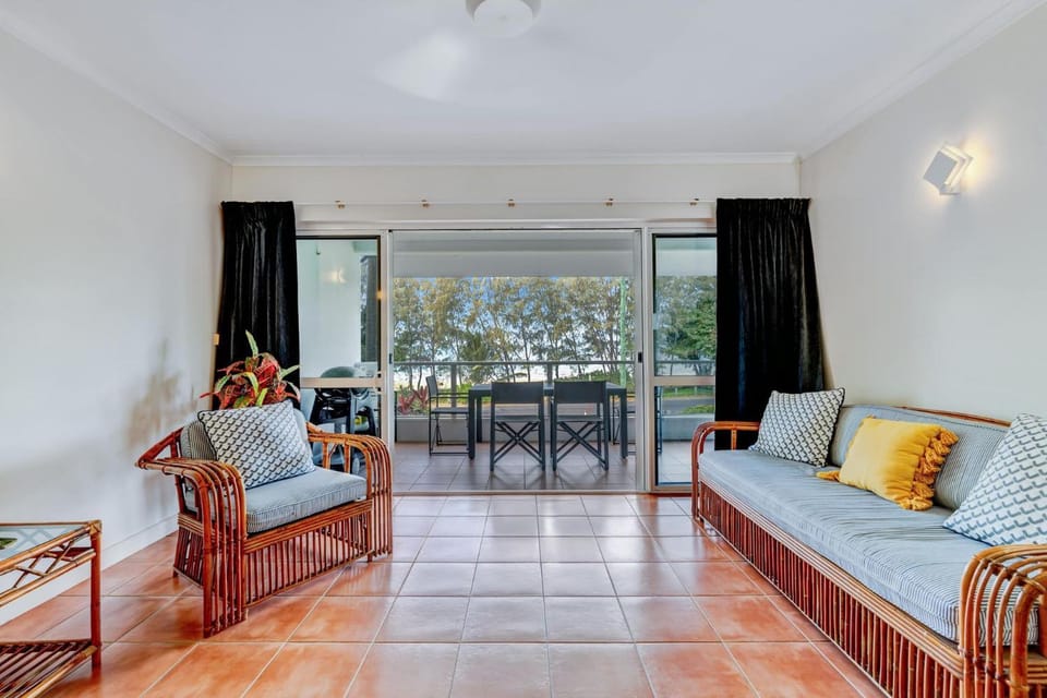 Ulysses 6 Spacious Beachfront Apartment House in Wongaling Beach