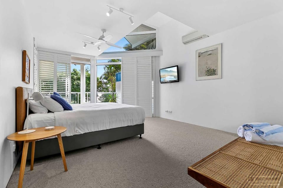 Bedroom, air conditioner