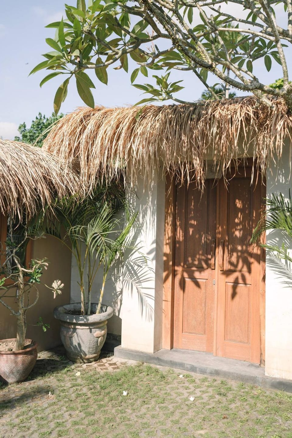 Property building, Facade/entrance, Day, Neighbourhood