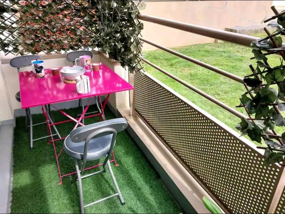 Apt au calme, 2-3 chambres, Sauna, 2 parkings, bus sur place Apartment in Chessy