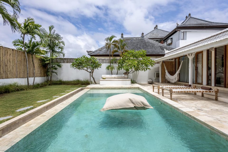 Property building, Patio, Day, Garden, Garden view, Pool view, Swimming pool, sunbed