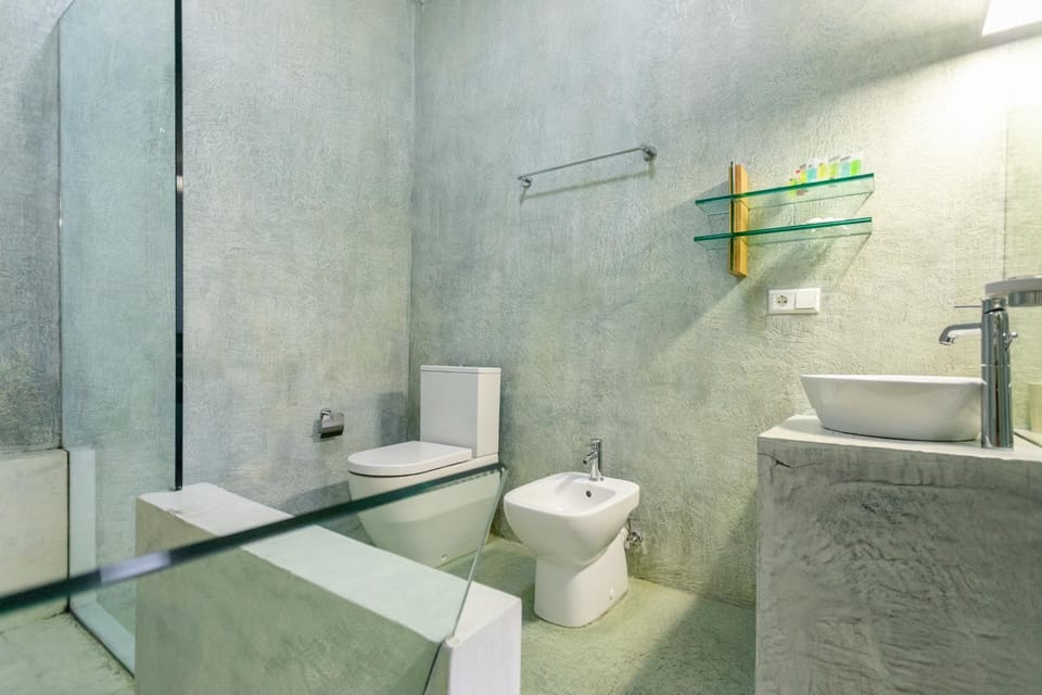 bidet, towels