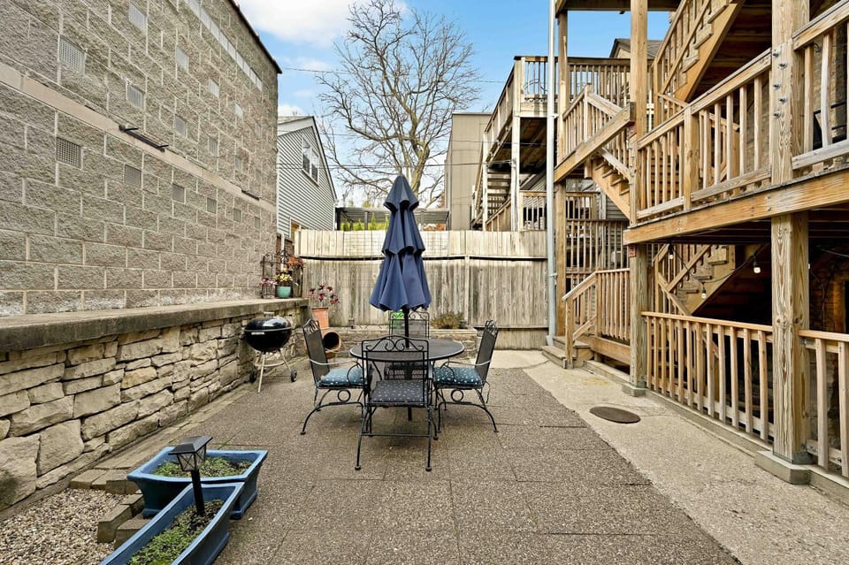 Bucktown Condo Just Two Blocks from the 'L' apts Apartment in Wicker Park