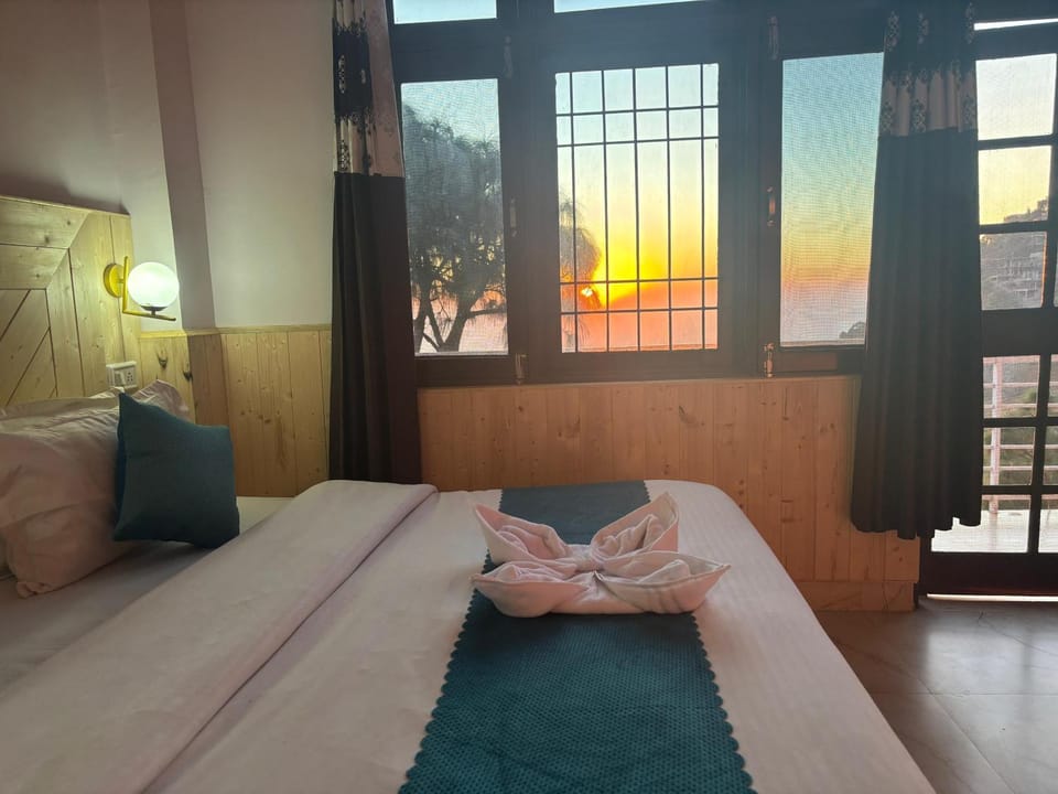 Photo of the whole room, Bedroom, Sunrise, Sunset
