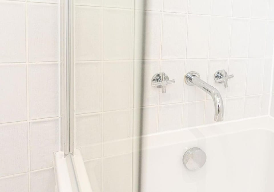 Bright & Airy 2BD - 10 mins walk to Chelt Centre! House in Cheltenham