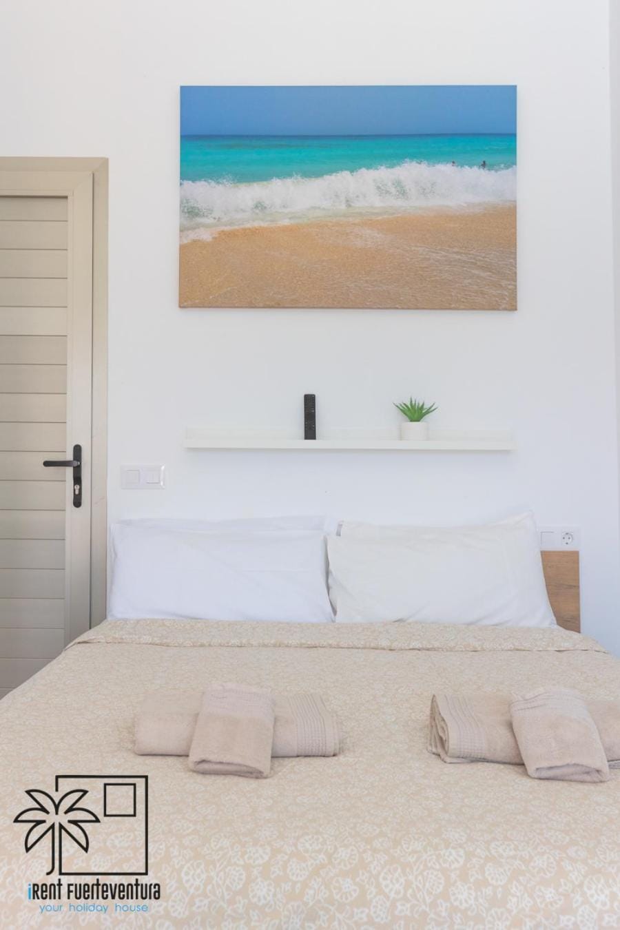 Bed, towels