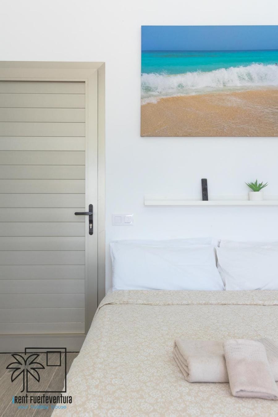 Bed, towels