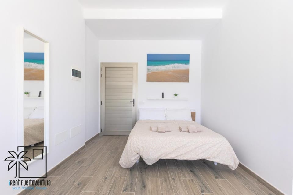 Bed, Photo of the whole room, towels