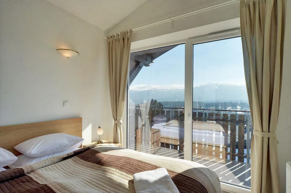 Bed, Balcony/Terrace, Bedroom, Mountain view