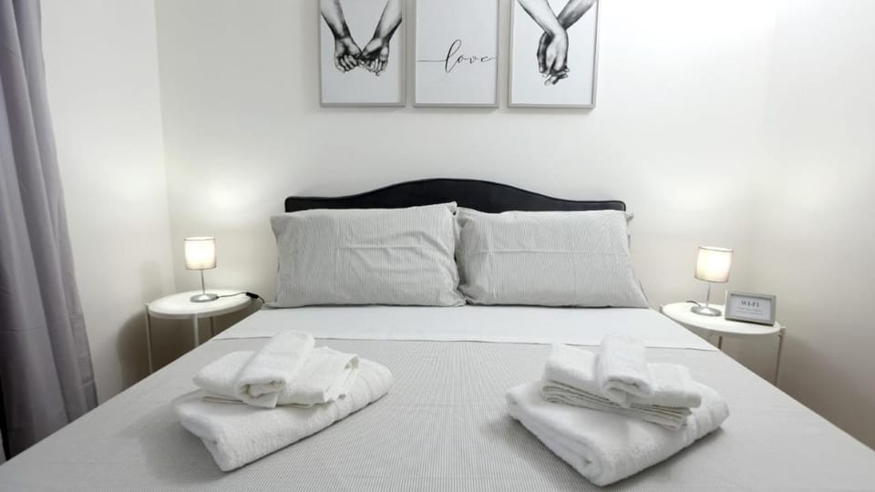 Bed, Photo of the whole room, Bedroom, towels
