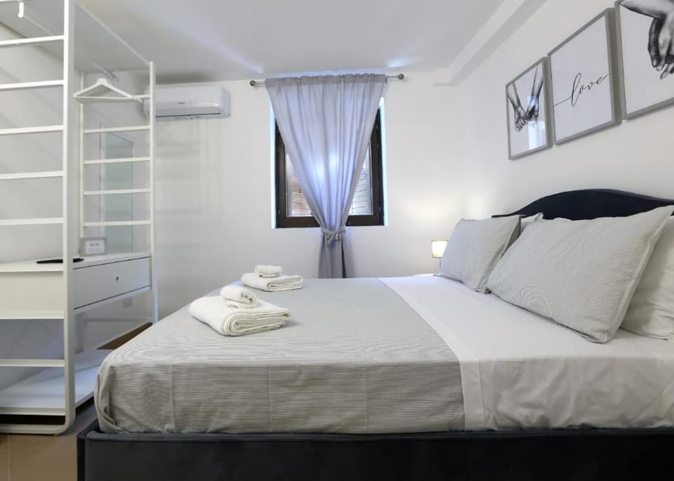 Bed, Photo of the whole room, Bedroom, towels, air conditioner