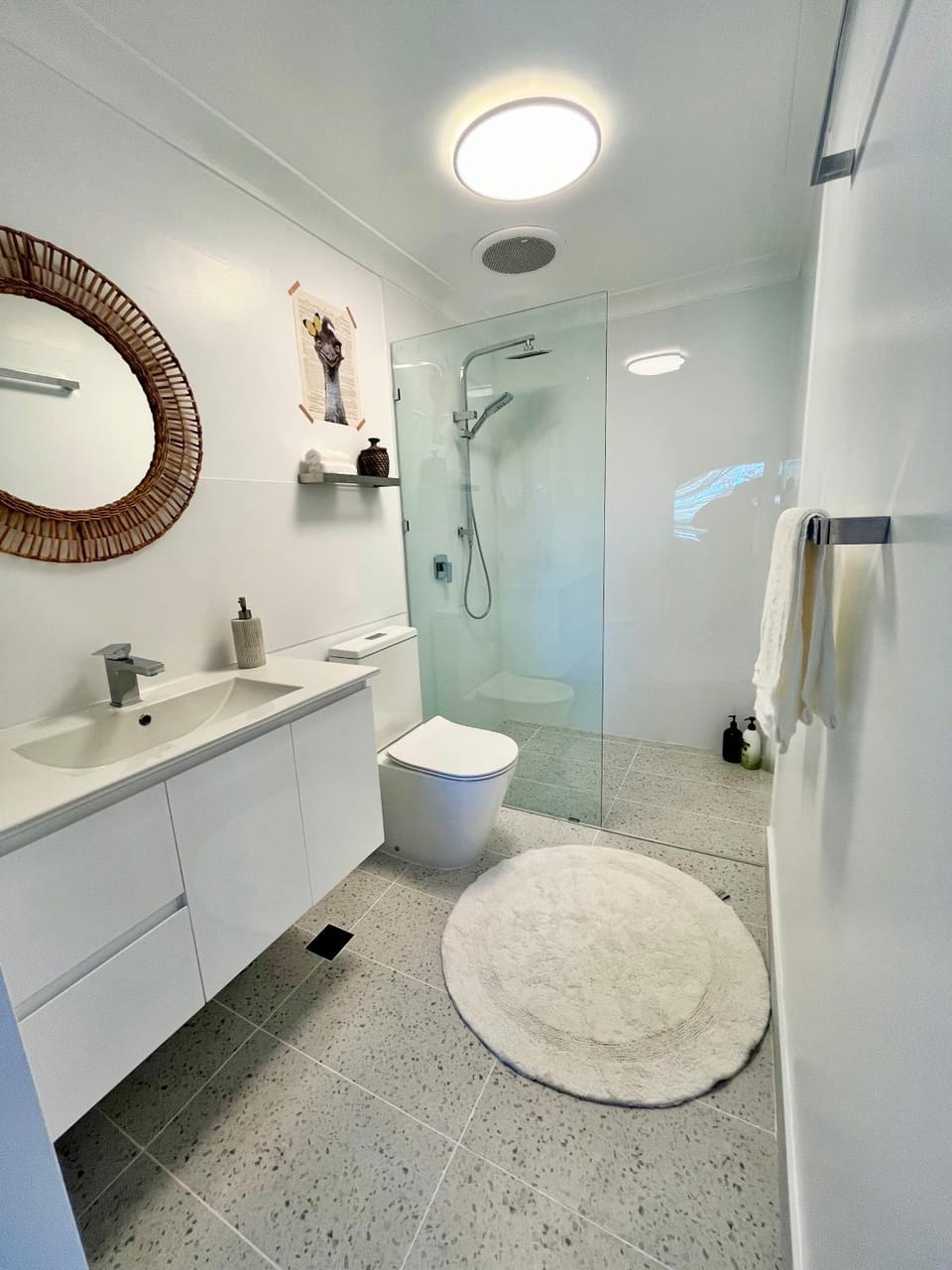 Shower, Toilet, Bathroom, towels
