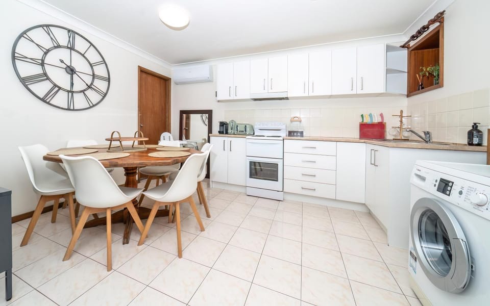 Kitchen or kitchenette, Dining area, oven, toaster, washing machine