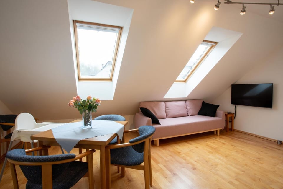 Communal lounge/ TV room, TV and multimedia, Living room, Seating area, Dining area