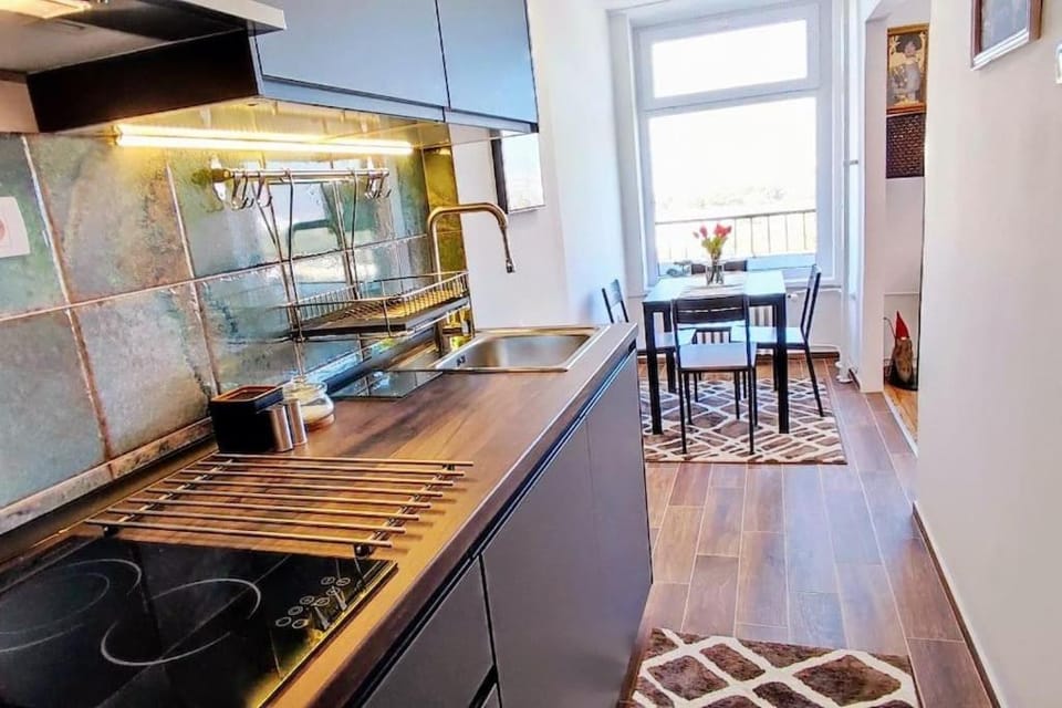 Kitchen or kitchenette, Dining area, stove