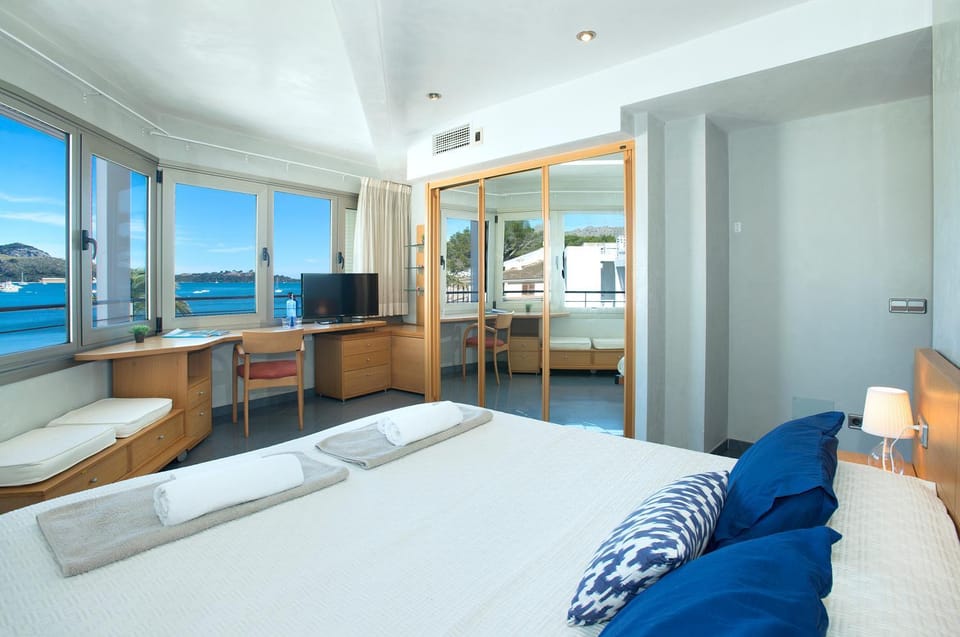 Bed, Photo of the whole room, Sea view