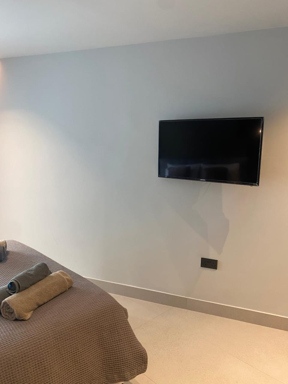 Bed, TV and multimedia, Bedroom