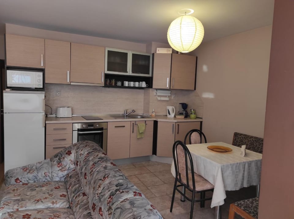 Coffee/tea facilities, Kitchen or kitchenette, Dining area, dishwasher, minibar, oven, stove, toaster