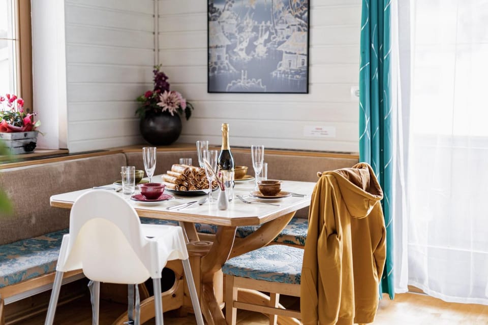Food and drinks, Seating area, Dining area, Food
