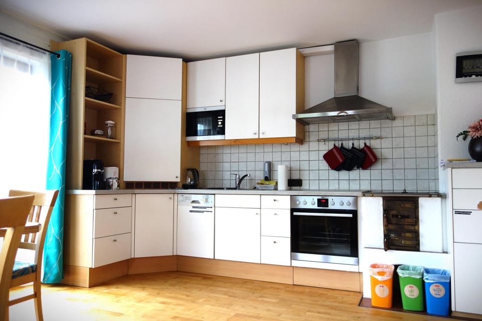 Coffee/tea facilities, Kitchen or kitchenette, Dining area, dishwasher, stove