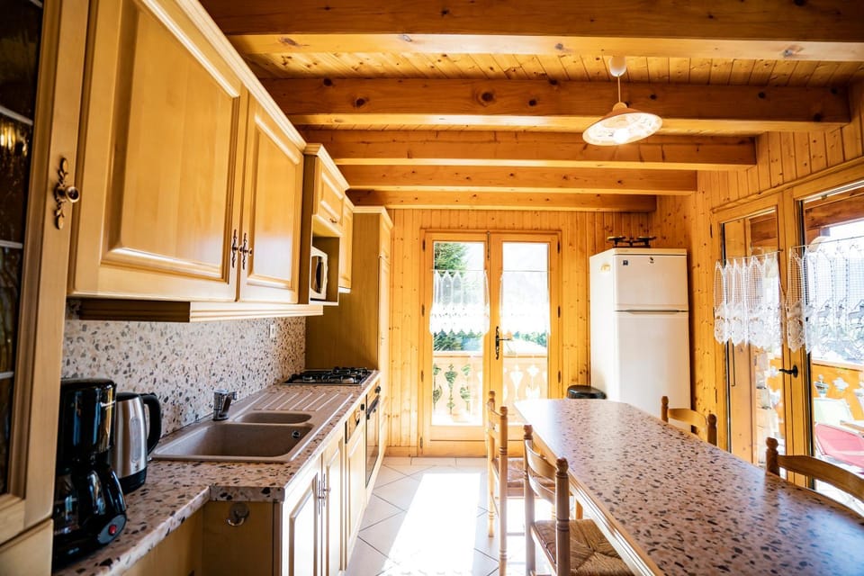 Kitchen or kitchenette, Dining area