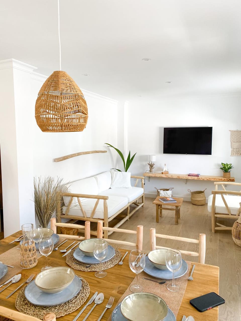 TV and multimedia, Living room, Lounge or bar