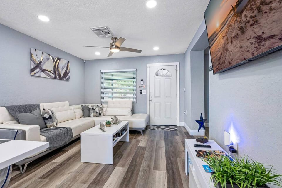 Heated Pool Home w PlayStation 5 & Games! House in Largo