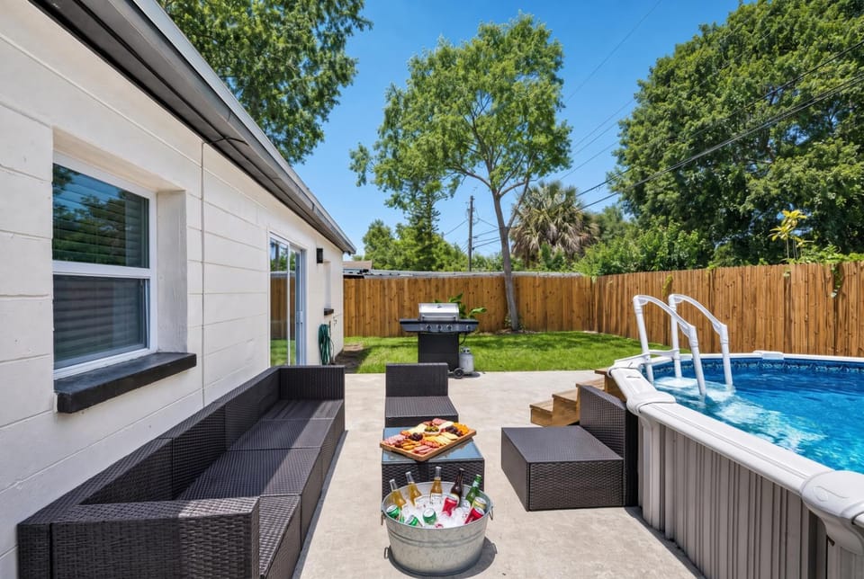 Heated Pool, Sleeps 10, 15 Min to Beach PS5 Game Nights, Largo House in Largo