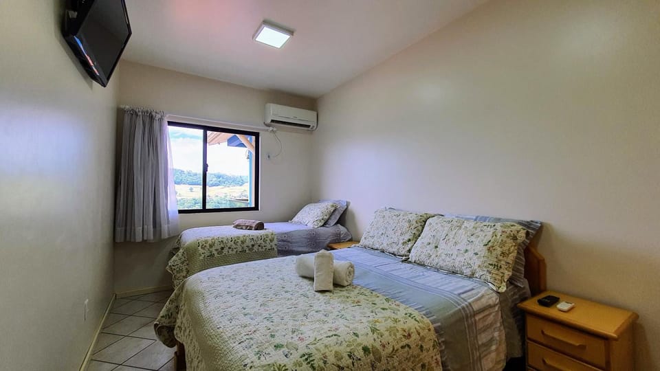 Bed, TV and multimedia, Photo of the whole room, Bedroom, towels, air conditioner