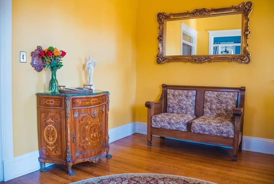 Maple House Large Vacation Home, Sleeps 7 Pet Friendly Great Location House in Trinidad