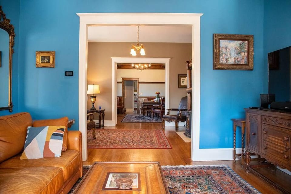 Maple House Large Vacation Home, Sleeps 7 Pet Friendly Great Location House in Trinidad