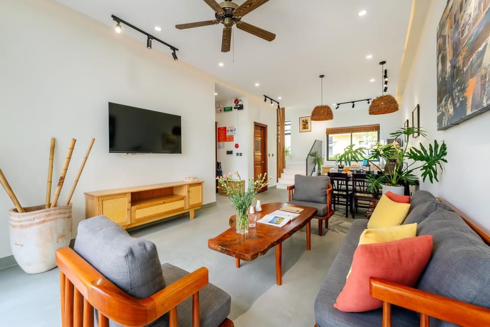 Communal lounge/ TV room, Communal lounge/ TV room, TV and multimedia, Living room, Seating area, Lake view, fireplace