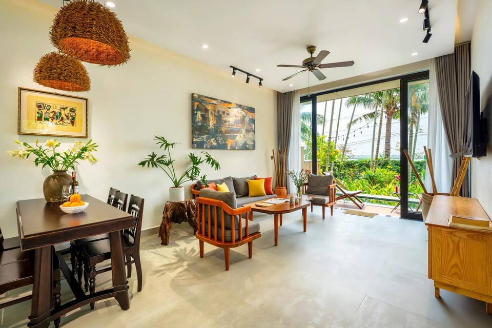 Communal lounge/ TV room, Living room, Seating area, Dining area, Lake view, Swimming pool, fireplace