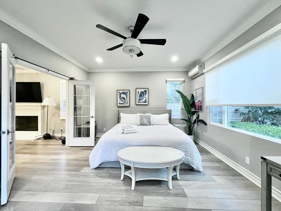 Bed, TV and multimedia, Photo of the whole room, Bedroom, Garden view, fireplace, air conditioner