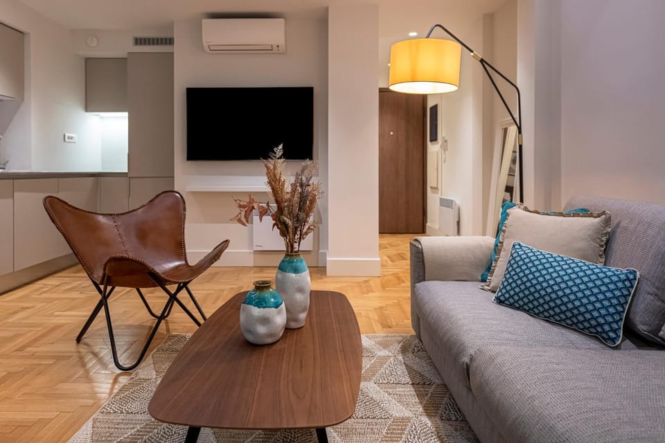 TV and multimedia, Living room, Seating area, air conditioner