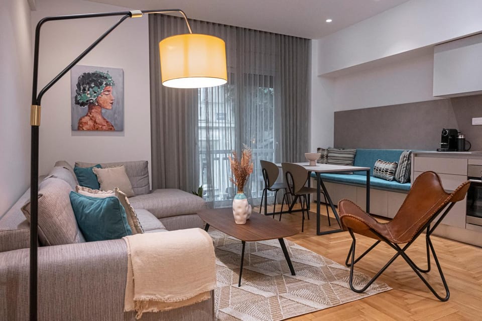 Property building, Kitchen or kitchenette, Living room, Seating area, Dining area
