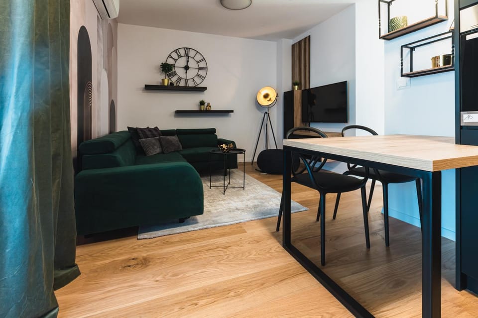 TV and multimedia, Living room, Seating area, Dining area, Evening entertainment, Family, heating, air conditioner