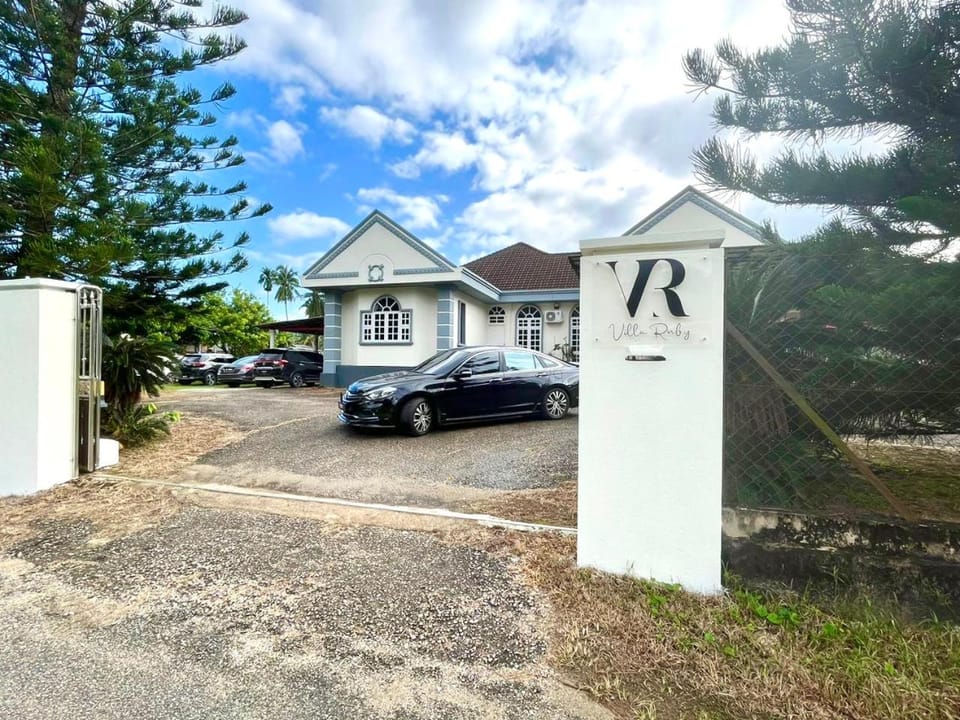 Property building, Facade/entrance, Parking