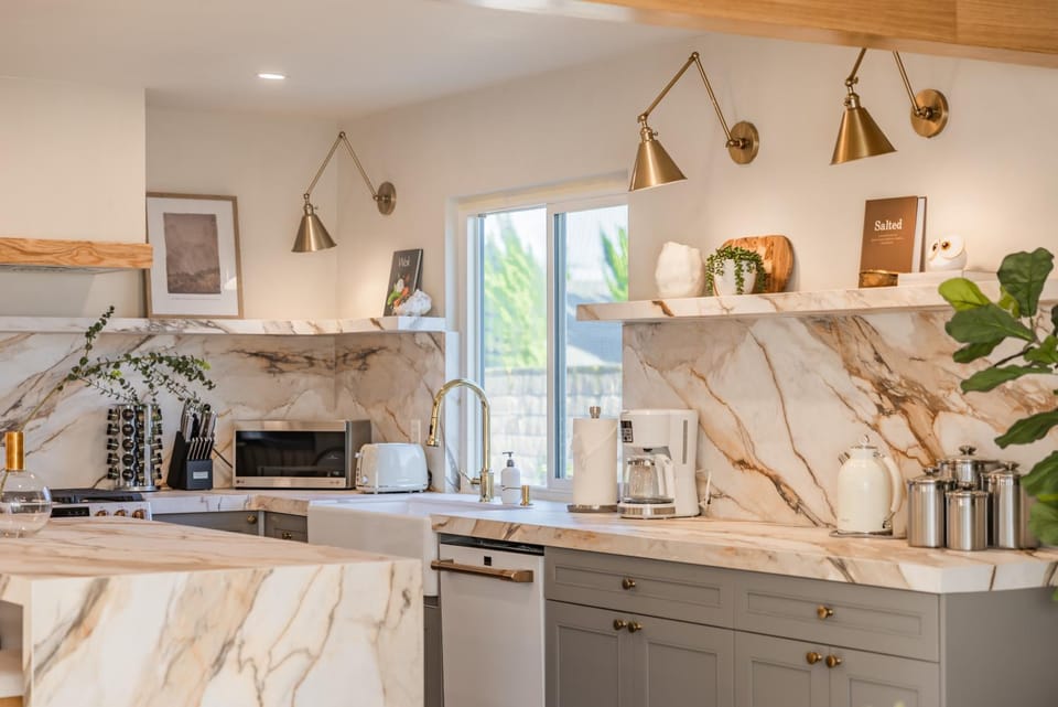 Kitchen or kitchenette, dishwasher, minibar