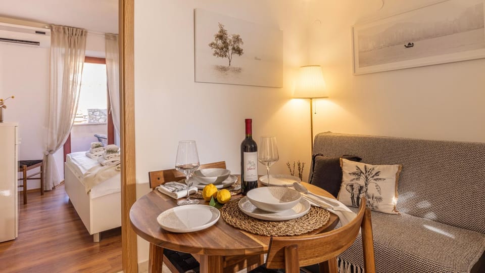 Living room, Food and drinks, Seating area, Dining area, Food, Drinks, Alcoholic drinks