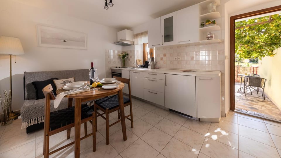Kitchen or kitchenette, dishwasher