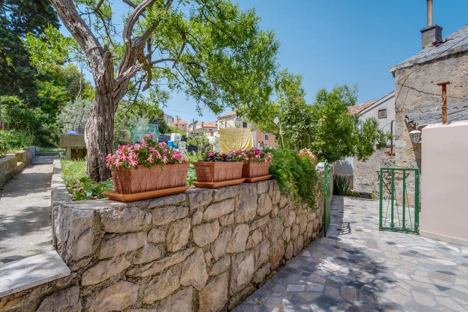 Property building, Day, Garden, Garden, Garden view