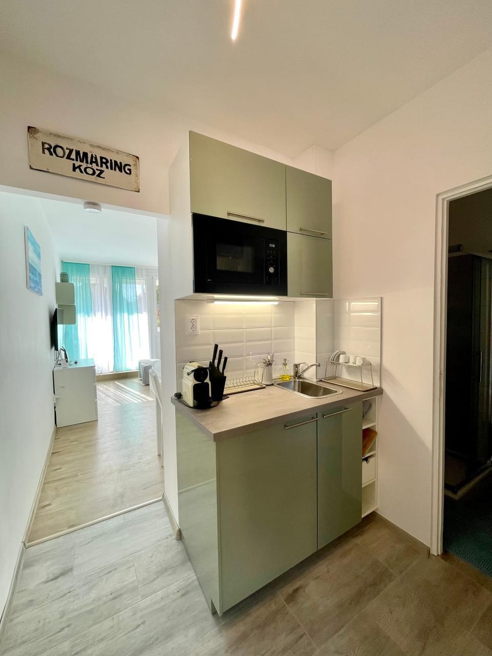 Kitchen or kitchenette, minibar, oven