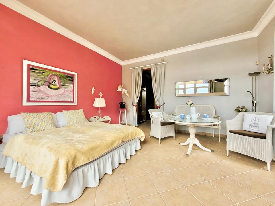 Bed, Photo of the whole room, Seating area, Bedroom